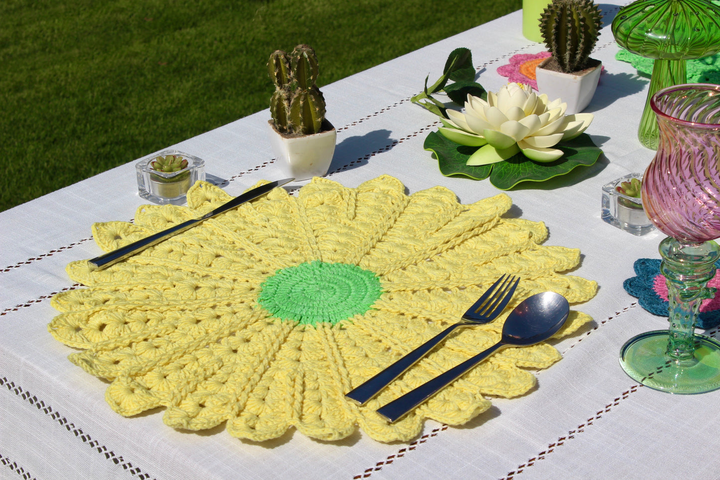 Daisy Placemats in Lemon