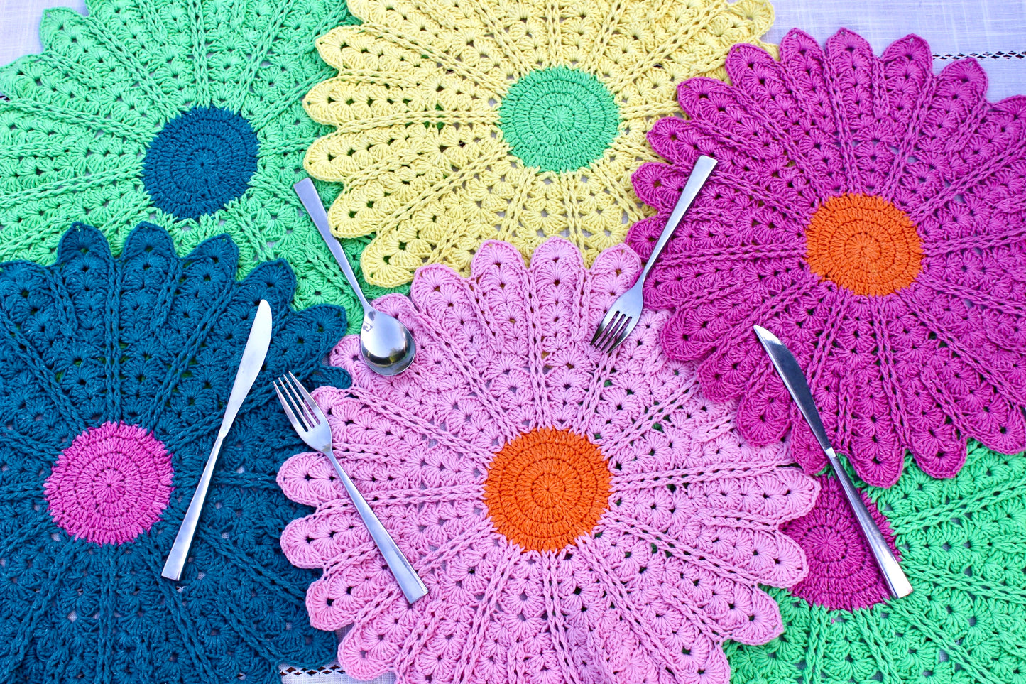 Daisy Placemats in Magenta