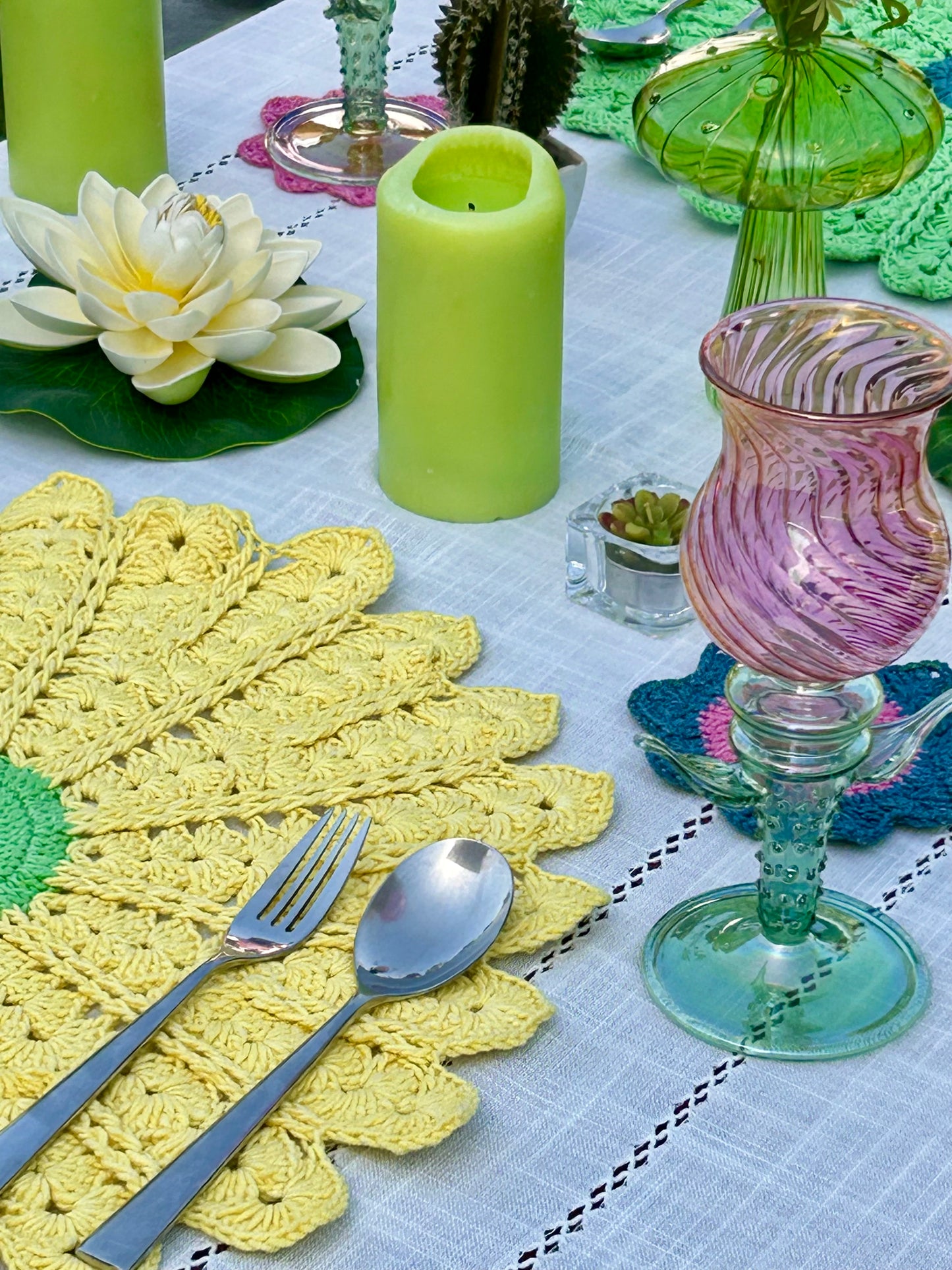 Daisy Placemats in Lemon